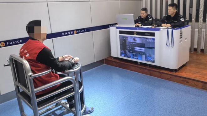一脸懵？林加德抵达韩国机场后球迷送给他一把短箫